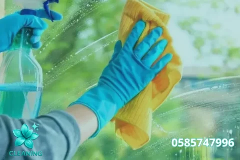 عاملات تنظيف بالساعة